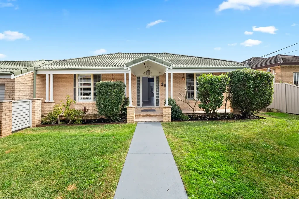 Chifley 5房 556平超宽地块 18米前宽 私人花园泳池 海岸生活近享 A fabulously light and airy large spacious coastal family home today, with exciting duplex potential for tomorrow