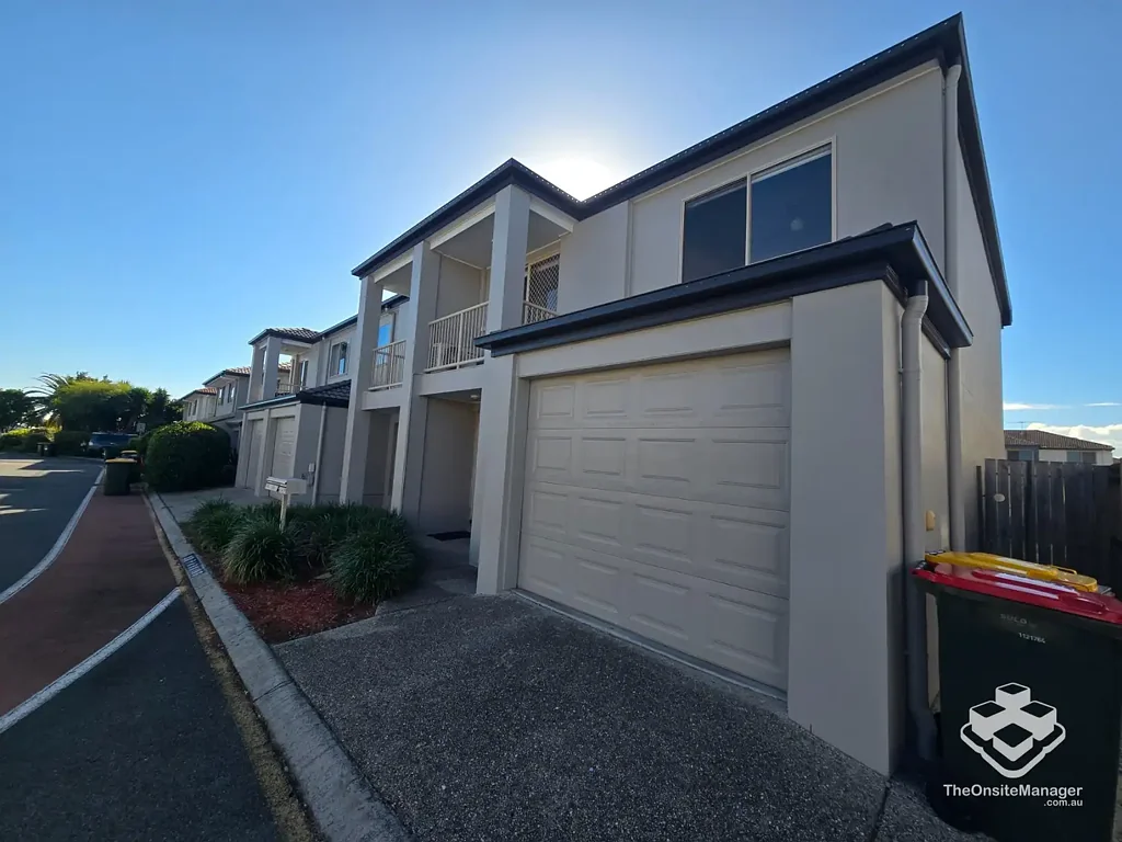 Great Location, Pool & Air-con