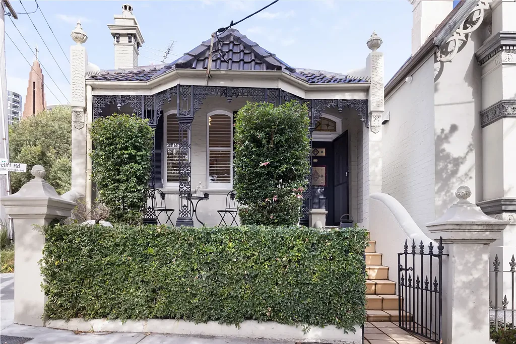 Woollahra 2房 转角维多利亚别墅 双车道宽敞门面 北向卧室阳光庭院 高天花板木地板 公园学校交通近 Wide-fronted Victorian home in corner block setting