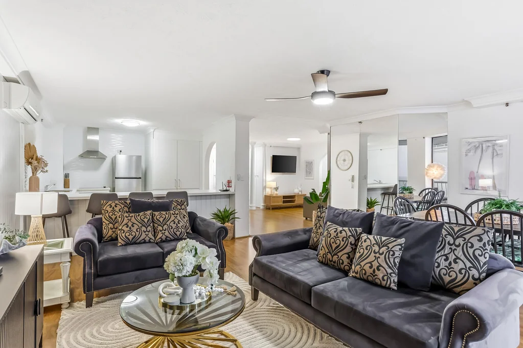 Surfers Paradise 2ห้องนอน Coastal Elegance with Stunning Skyline & Ocean Outlooks!