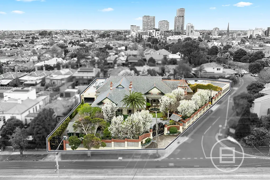 Moonee Ponds 5房 奢华蓝石宅邸 18米高顶 宏伟入口画廊 北向私密庭院 商业级厨房 多代同堂空间 历史工艺精髓 Expressions of Interest closing Monday 16th March at 5pm