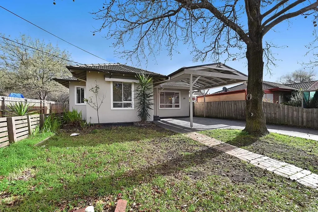 Stylish, Spacious & Superbly Located!