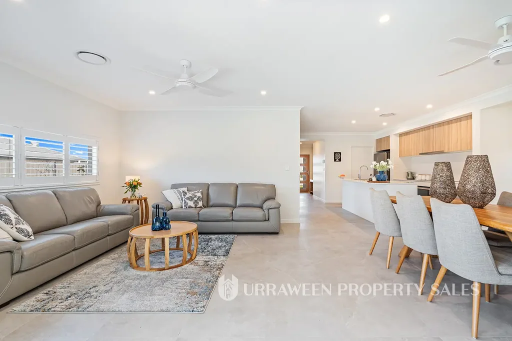 Nikenbah 4房  BUILT 2025 BY CORAL HOMES.  
Solar, Ducted Air, High Ceilings, Plantation Shutters throughout.  
3 LIVING AREAS   4 BED   2 BATH  2 CAR GARAGE!  SPRINGS WEST.