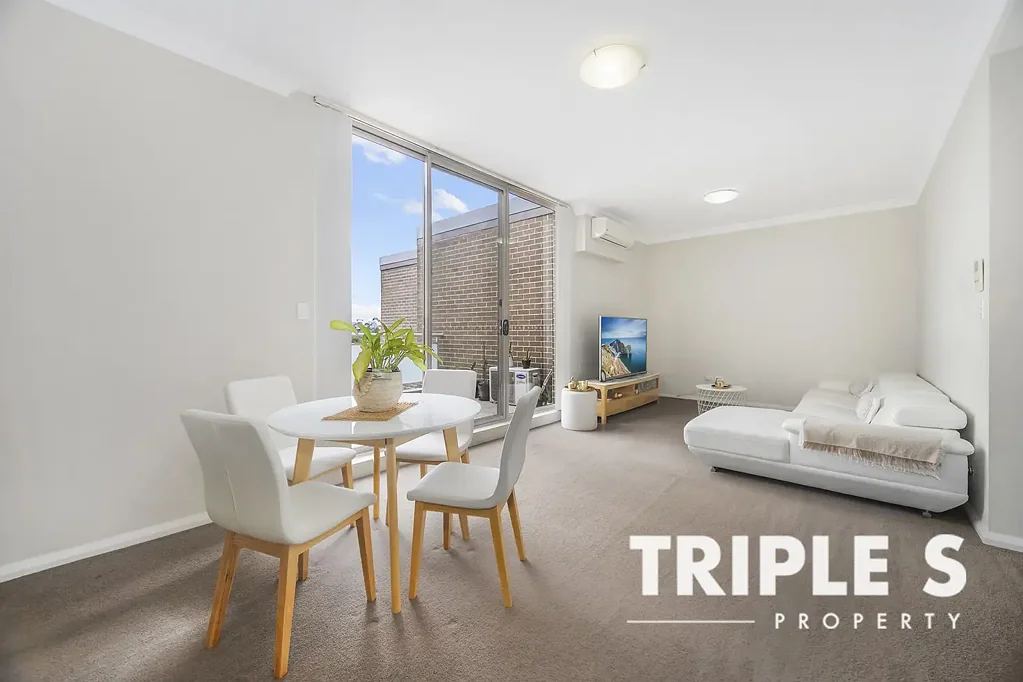 Baulkham Hills 2ਬੈੱਡਰੂਮ Spacious Top-Floor Dual-Aspect Living with City Views & Fireworks Outlook in the Heart of Baulkham Hills