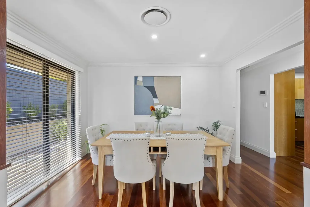 Ashmore 5房  A House With Personality - Could Be Your Home!
