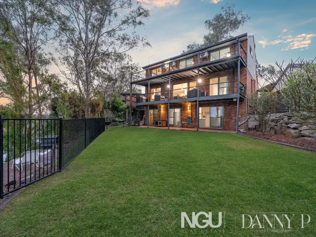 Karana Downs 4Kwarto THREE LEVELS OF FLOOD FREE LUXURY LIVING!
