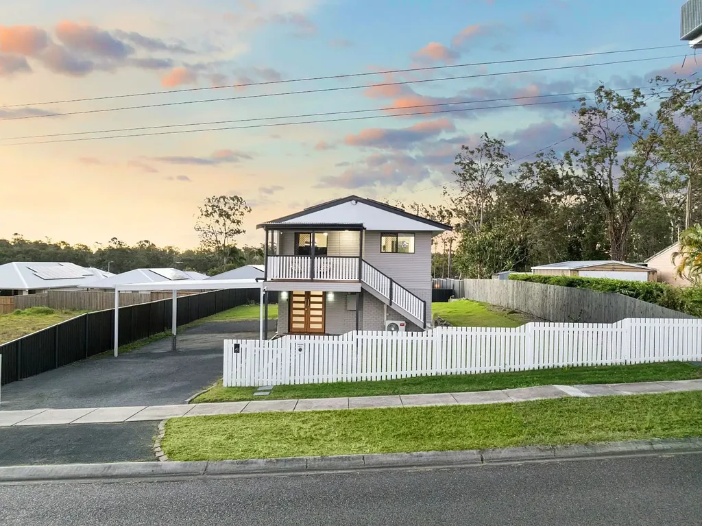 Bellbird Park 4 Bedroom Hamptons-Inspired Family Haven on 700m² in Bellbird Park!!!!