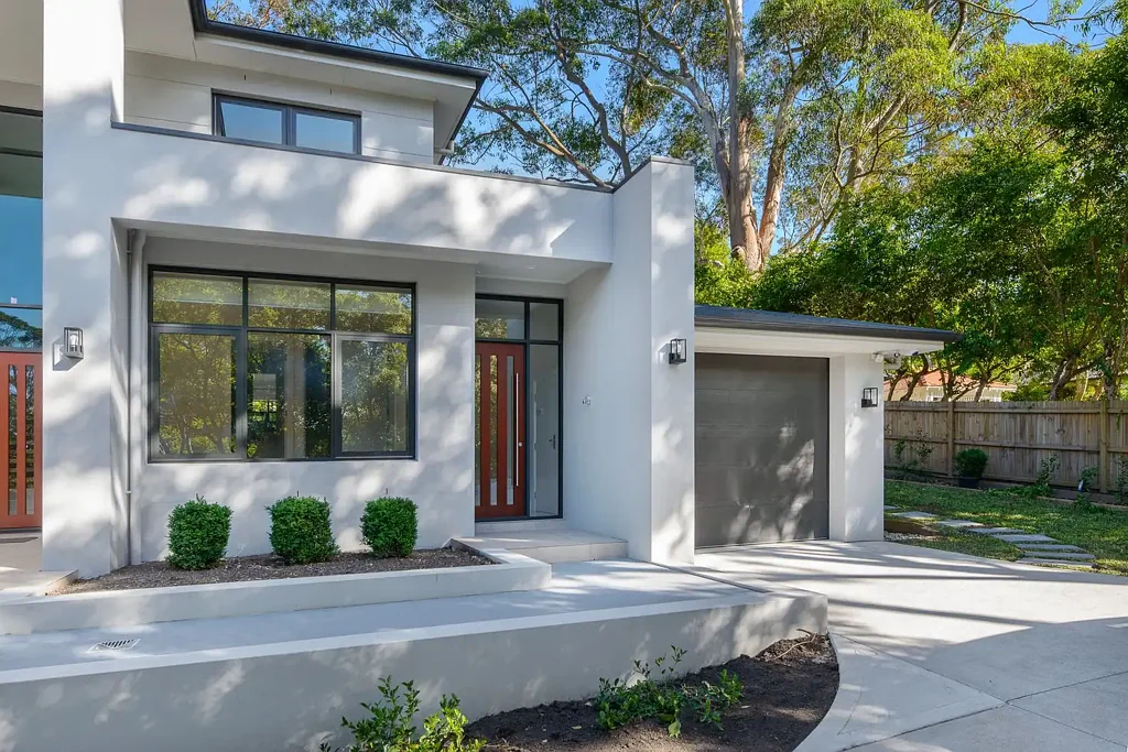 Contemporary and Luxurious, Walk to Station, Shops and PLC!