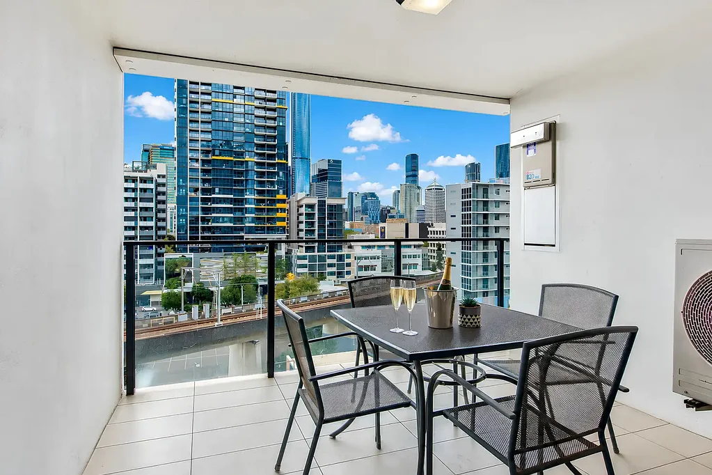South Brisbane 2chambre FIRST TO SEE WILL BUY!