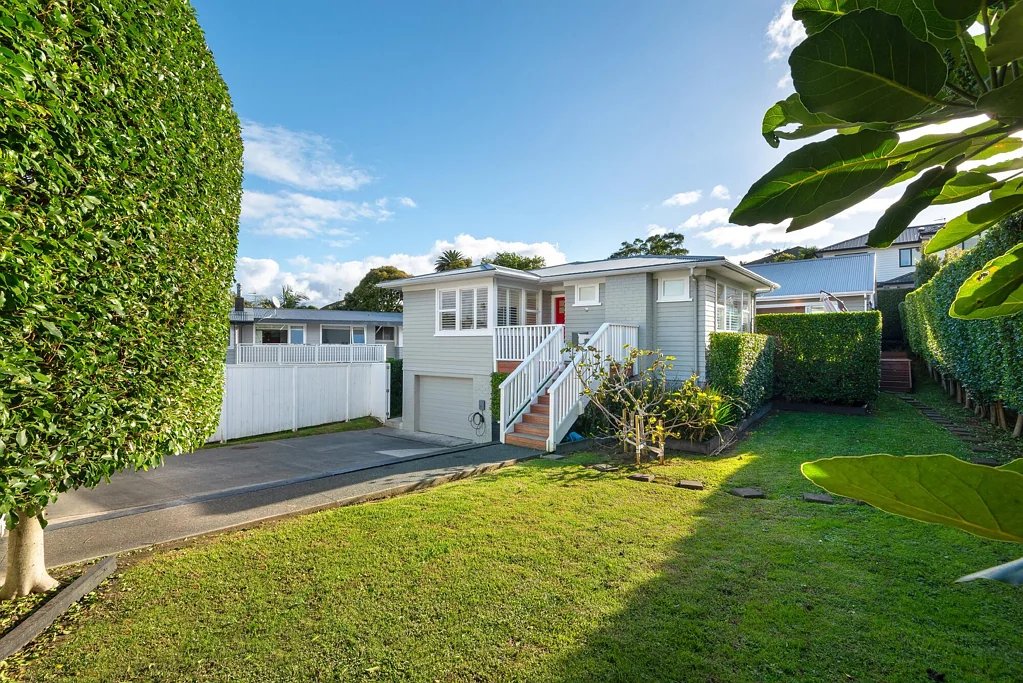Hauraki 5 Bedroom Coastal Style in Hauraki