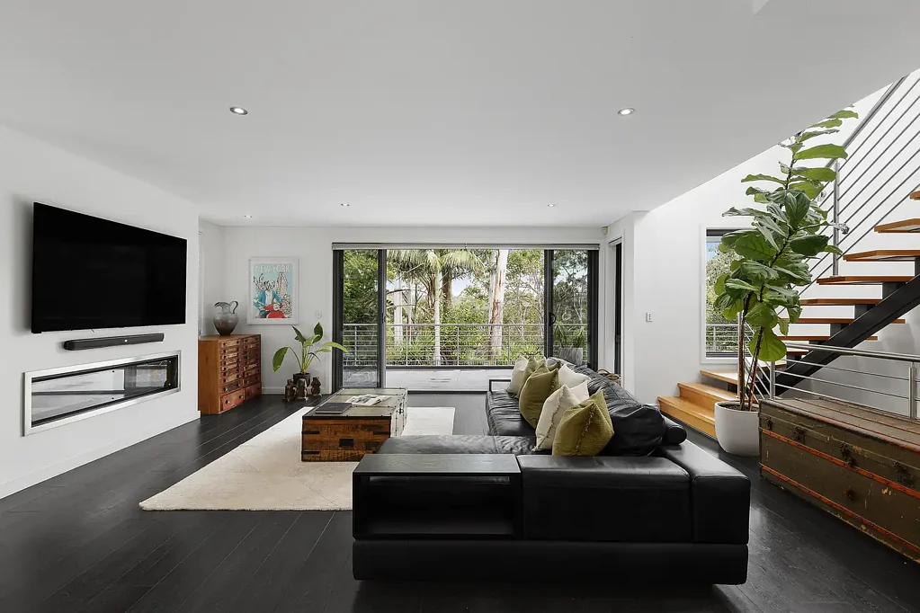 West Pymble 5房 建筑师设计 优质厨房 宽敞阳台 户外泳池SPA 私密庭院 五卧三区 主卧套房 智能安全 节能环保 便捷学区 Stylish Family Sanctuary Offering Space and Serenity