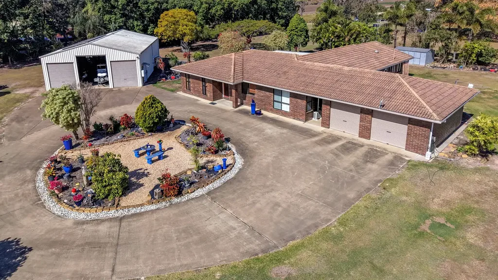 Bundaberg North 4Zimmer Spacious 4-Bedroom Home with Massive 12-Car Accommodation in Bundaberg North