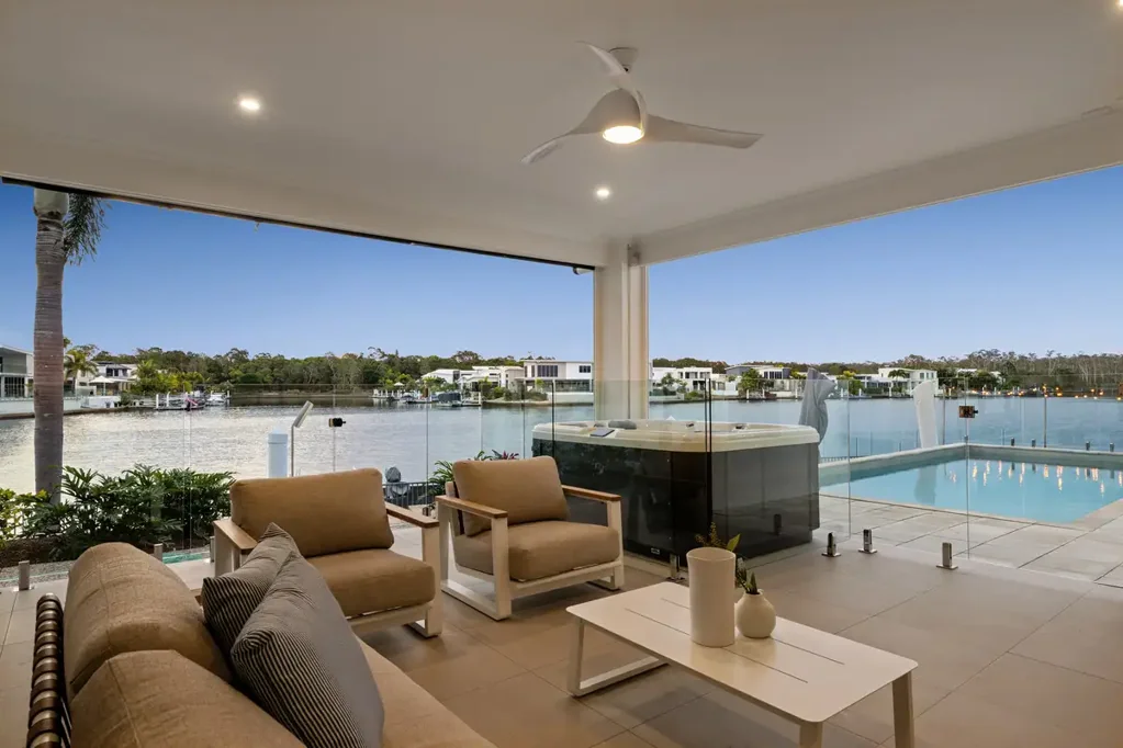 Pelican Waters 5房  EXPANSIVE WATERFRONT LIVING WITH A NORTH FACING 62M FAN FRONTAGE
