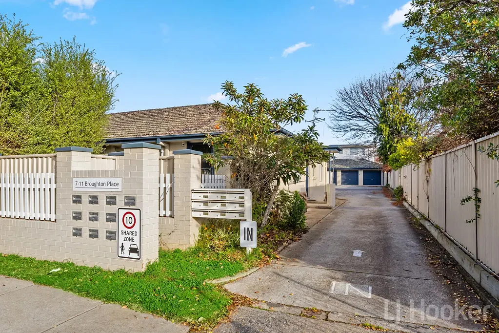Queanbeyan 2Zimmer Freshly Updated Townhouse with Front & Rear Courtyards