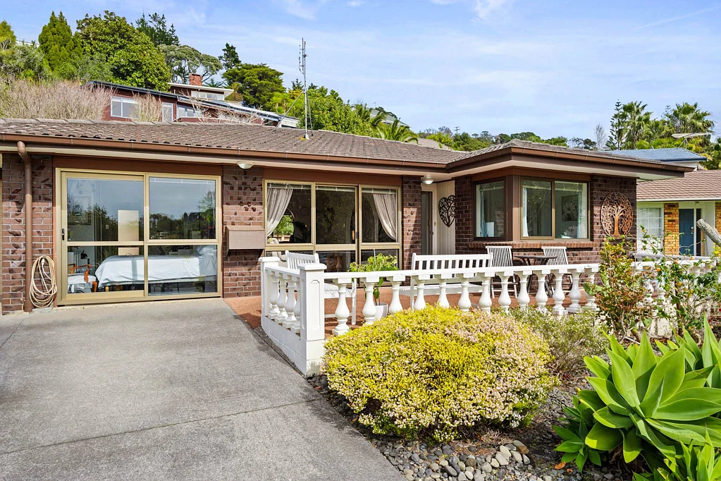 Browns Bay 2Kwarto Sunny 3-Bedroom Potential in RANGI Zone