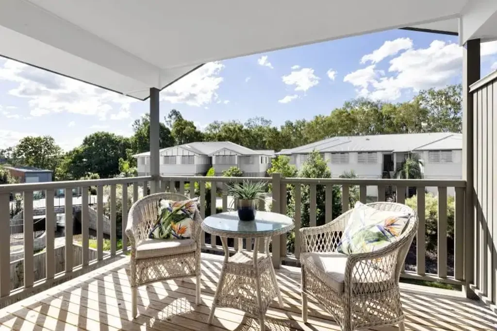 Sadliers Crossing 3房 殖民地风格建造 私密社区生活 三车位车库 美食厨房套间 主卧步入式衣帽间 全空调 绿化庭院 靠近市中心与设施 If size matters - you have to inspect these wonderful Apartments!