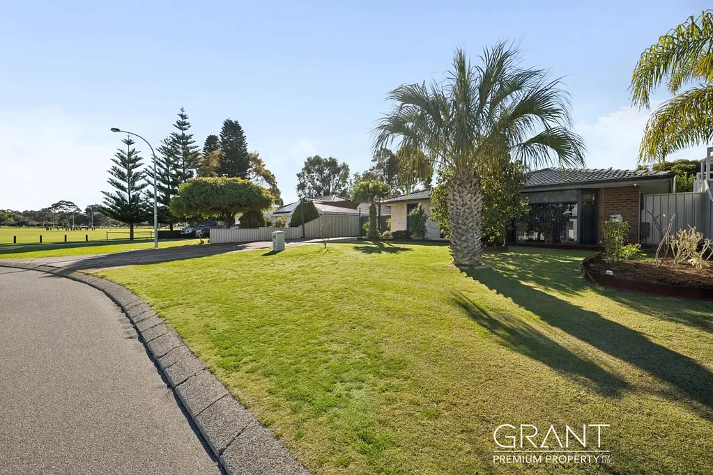 Lake Coogee 3房  PARKSIDE LIVING WITH INCREDIBLE PARKING & MODERN UPGRADES