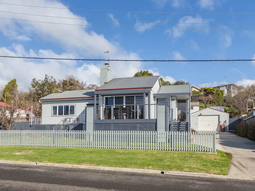 Ulverstone 4 Bedroom Sunny and Spacious Family Home
