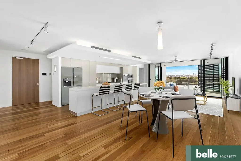 Luxury Riverfront Apartment with Iconic City Views