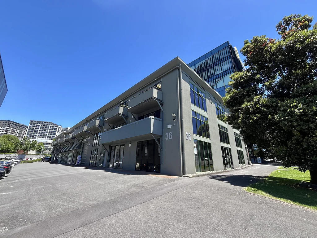 Auckland Central Refurbished corner unit!
