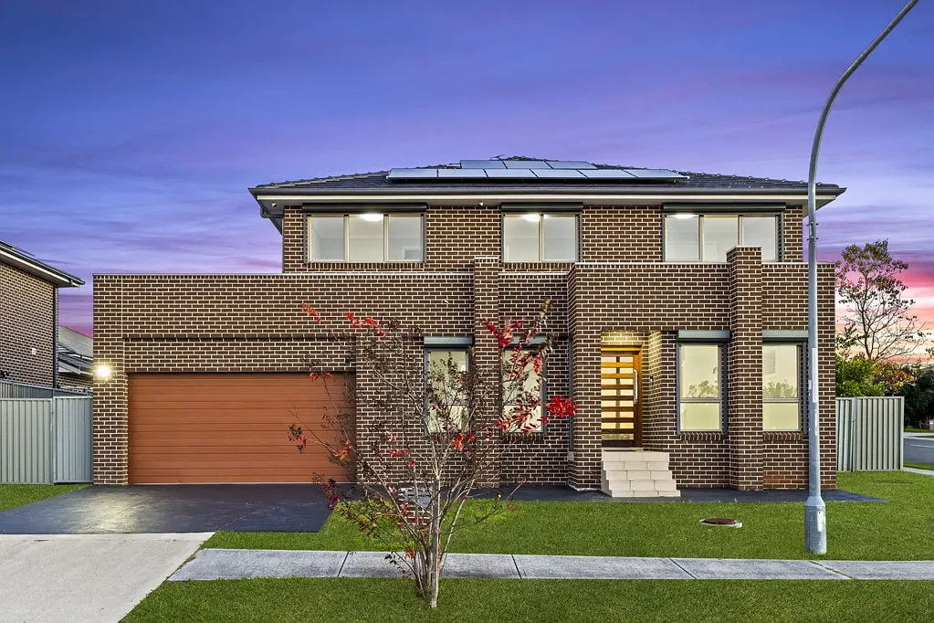 Edmondson Park 5બેડરૂમ DOUBLE-STOREY FAMILY RESIDENCE SAT ON AN IMPRESSIVE 500 SQM CORNER BLOCK!