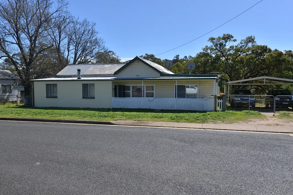 Binnaway 3બેડરૂમ Solid Family Home on Large Block
