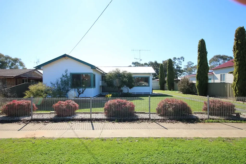 Rochester 2ਬੈੱਡਰੂਮ 2-BEDROOM HOME ON GENEROUS 1,200m² ALLOTMENT- MOVE IN READY WITH GREAT SHEDDING OPTIONS