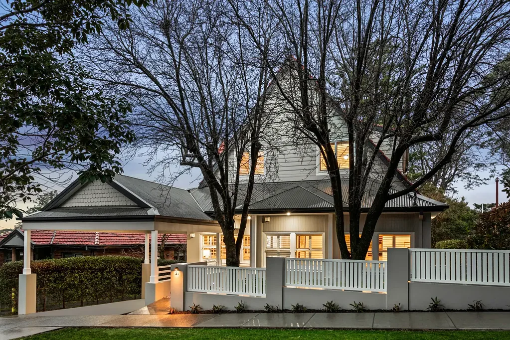Lane Cove 5房 步行便捷生活 240平米布局 豪华石材厨房 欧洲电器 主卧套房 四浴加热地板 盐水泳池 双车库 优质学区 Graciously proportioned, flawlessly composed, and perfectly positioned
