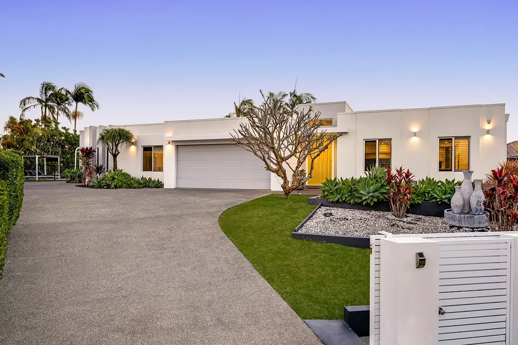 Burleigh Waters 4房  A Rare 921sqm Family Haven in a Peaceful Cul-de-Sac