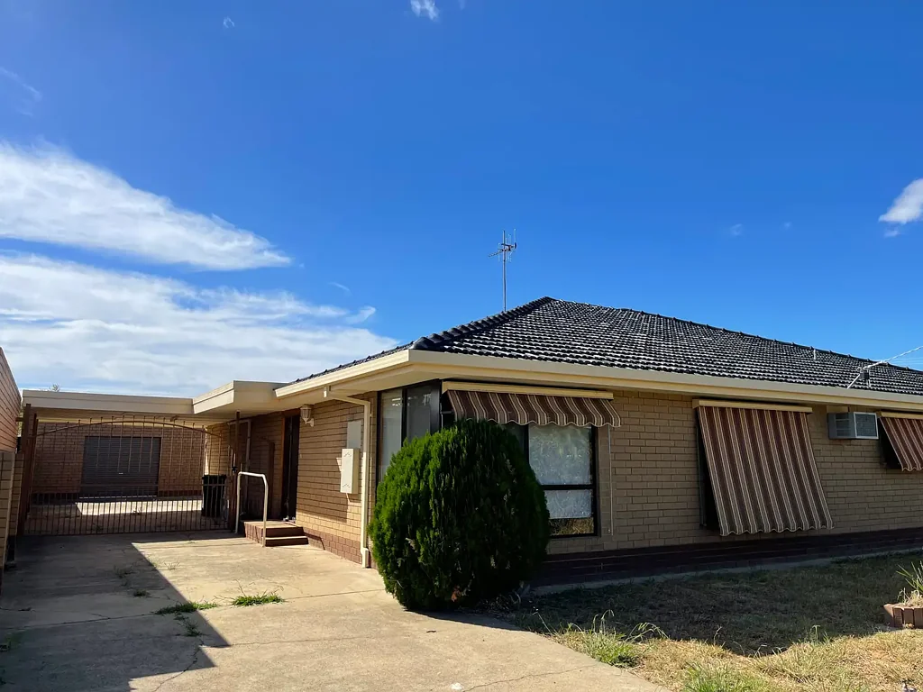 Huge Home - 5 Beds + Study & 2 Living Areas!