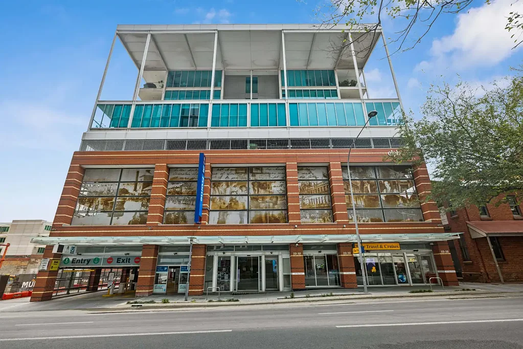 STUNNING 3 BEDROOM "EAST END" APARTMENT. 
New carpets and re-painted throughout. Excellent views.