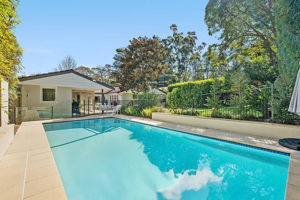 West Pymble 4 Slaapkamer Spacious Family Home with Pool, Playroom & Multiple Living Areas