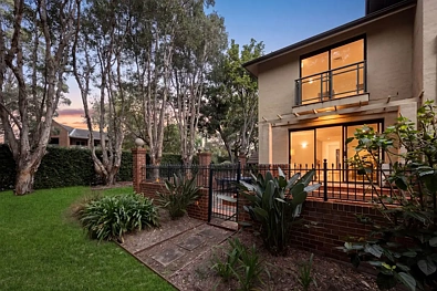 Concord 3Moenga Elegant double brick townhouse welcomes elevated bay and park views on the waterside