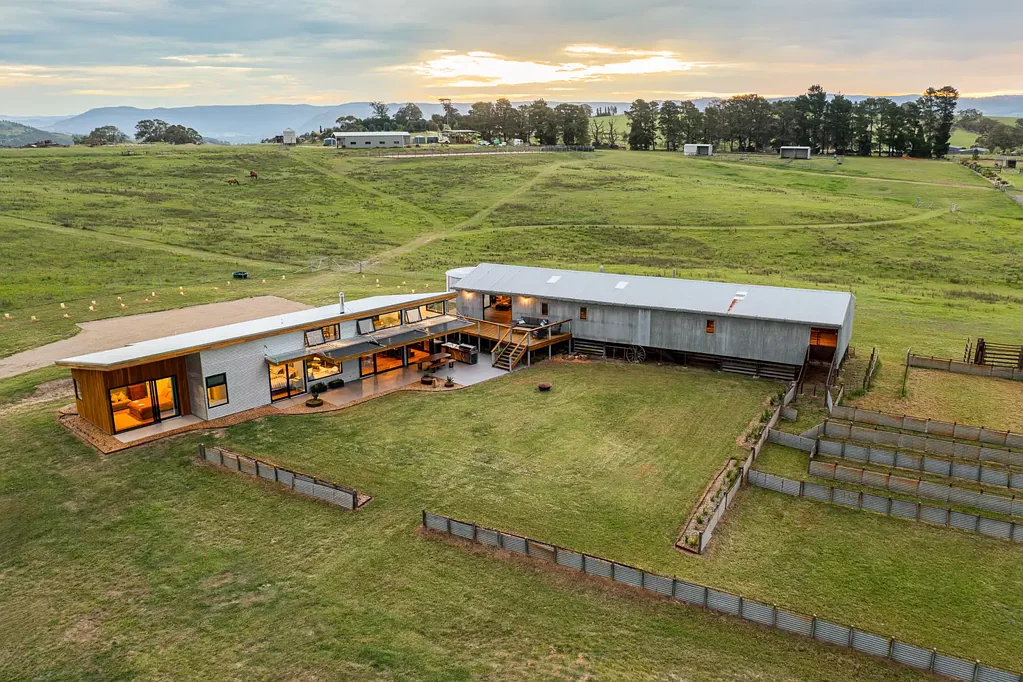 ‘THE OVERFLOW’ – STUNNING RETREAT WITH BREATHTAKING VIEWS!