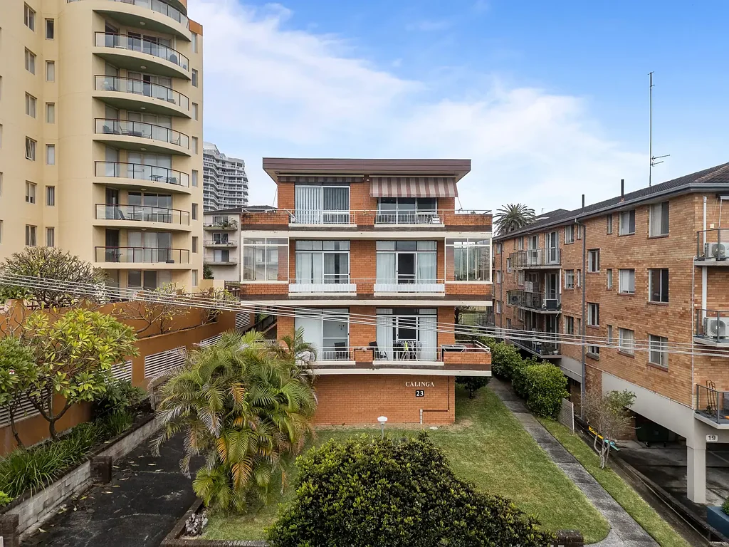 Fresh and Clean Two Bedroom Apartment in The Entrance With Ocean Glimpses!