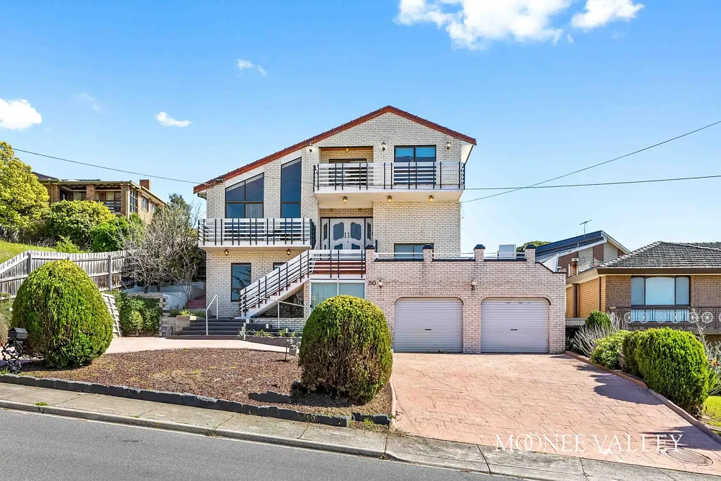 Keilor East 4कमरा Grand Custom-Built Family Residence with Remarkable Space & Versatility