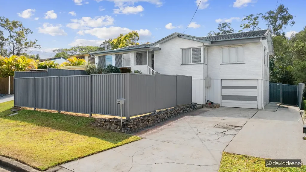 Ferny Hills 5房 宽敞三居室  独立两居室granny flat  高架chamferboard  607m2大宅地  近公交铁路学校  双优质租户  稳定租金收入 Ferny Hills Dual Income Asset