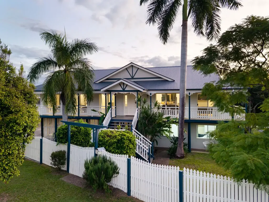 Forest Lake 6 Bedroom Grand Family Home only 600m walk to The Lake Parklands