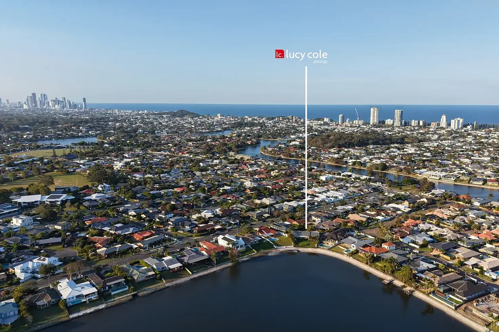 Burleigh Waters 4Zimmer Sprawling Lakefront Retreat | Endless Potential | Hurry to Secure!