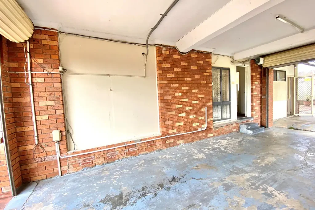 Lightly furnished, 1BR Flat, 1 covered car spot. Rent incl. bills!