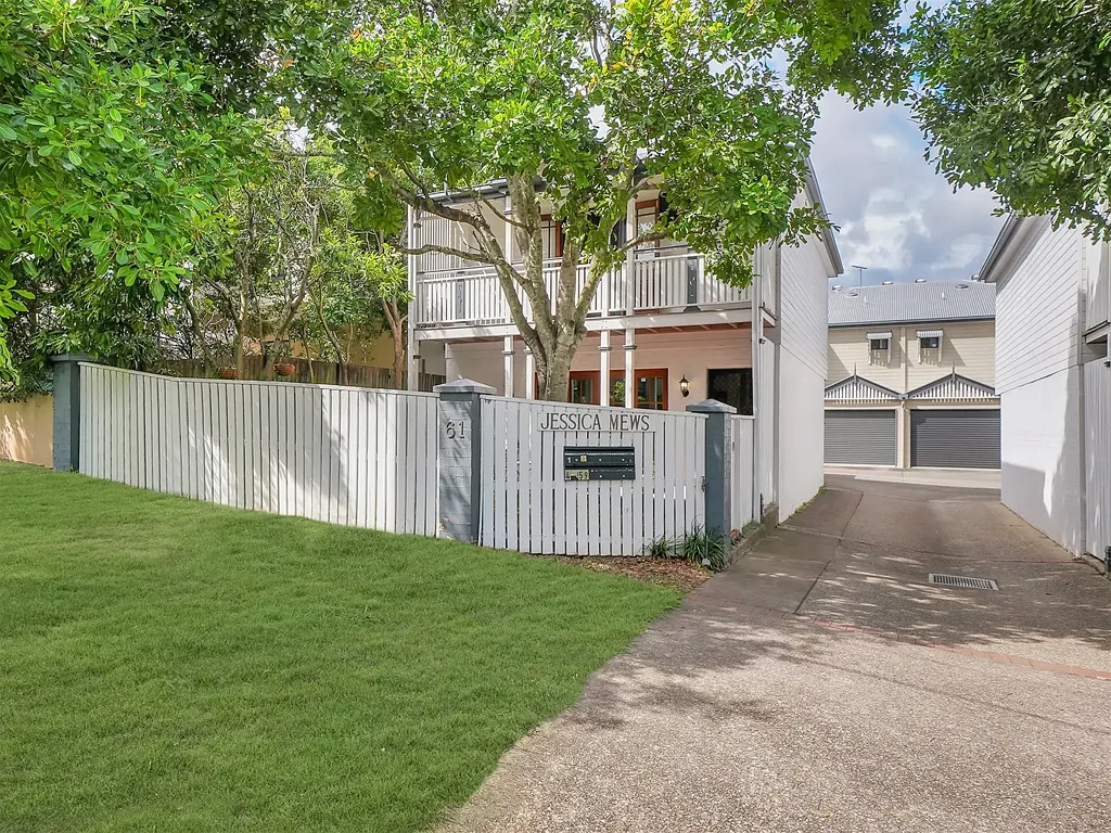 Oversized Townhouse Living in Boutique Complex-Quiet, Private courtyard &Convenient