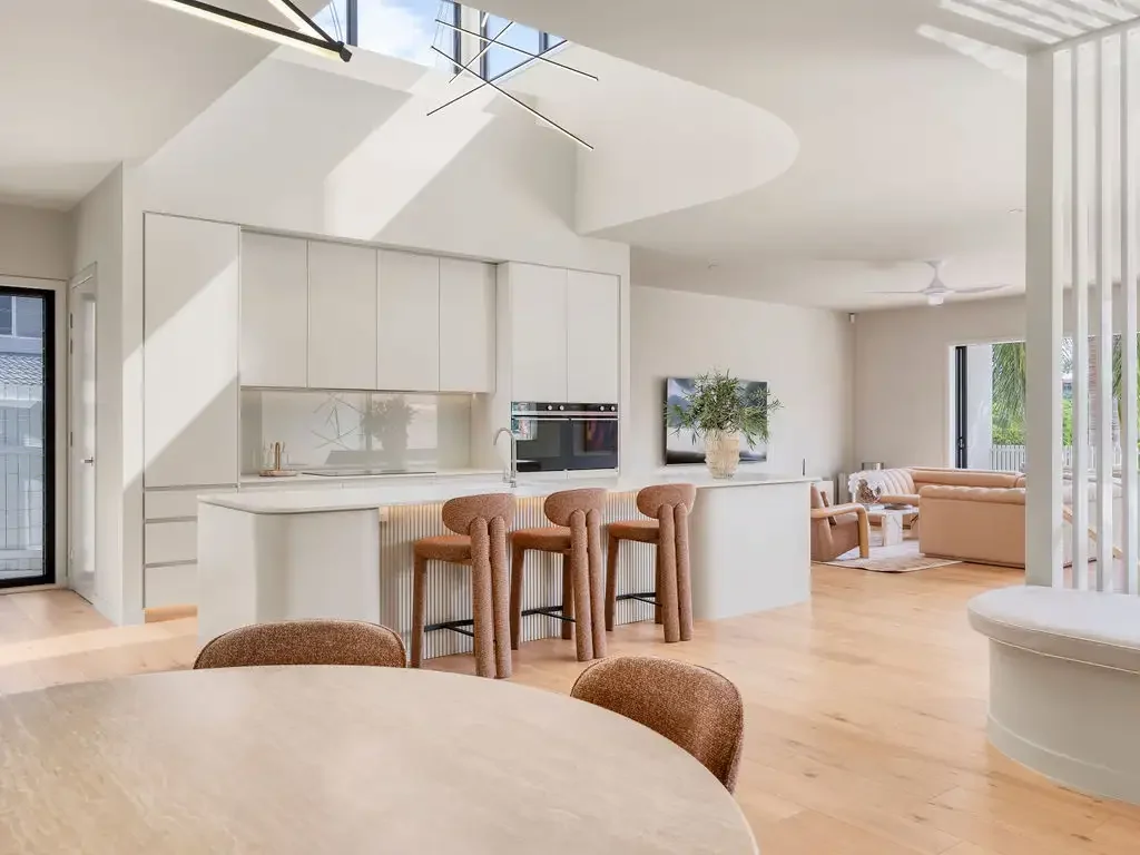 Caloundra 5Zimmer Stunning Commercial-Grade Build: Luxury Designer Living