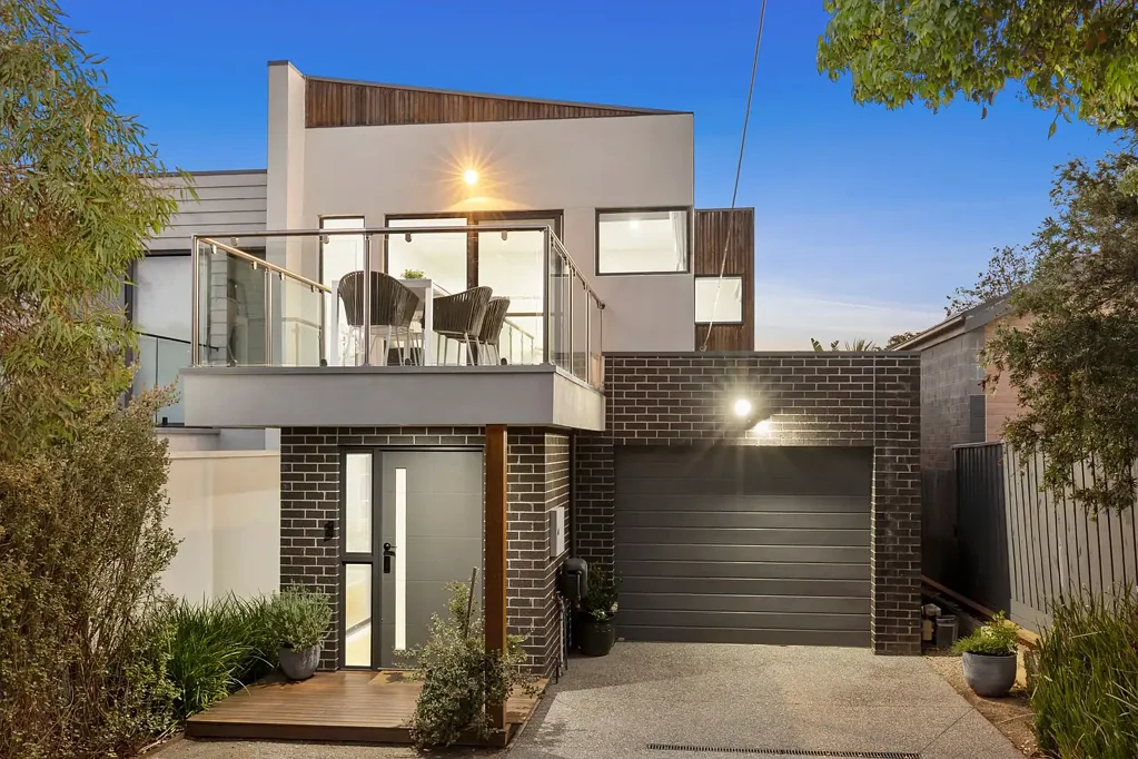 Newtown 4 Slaapkamer Stunning modern living in this peaceful riverside location