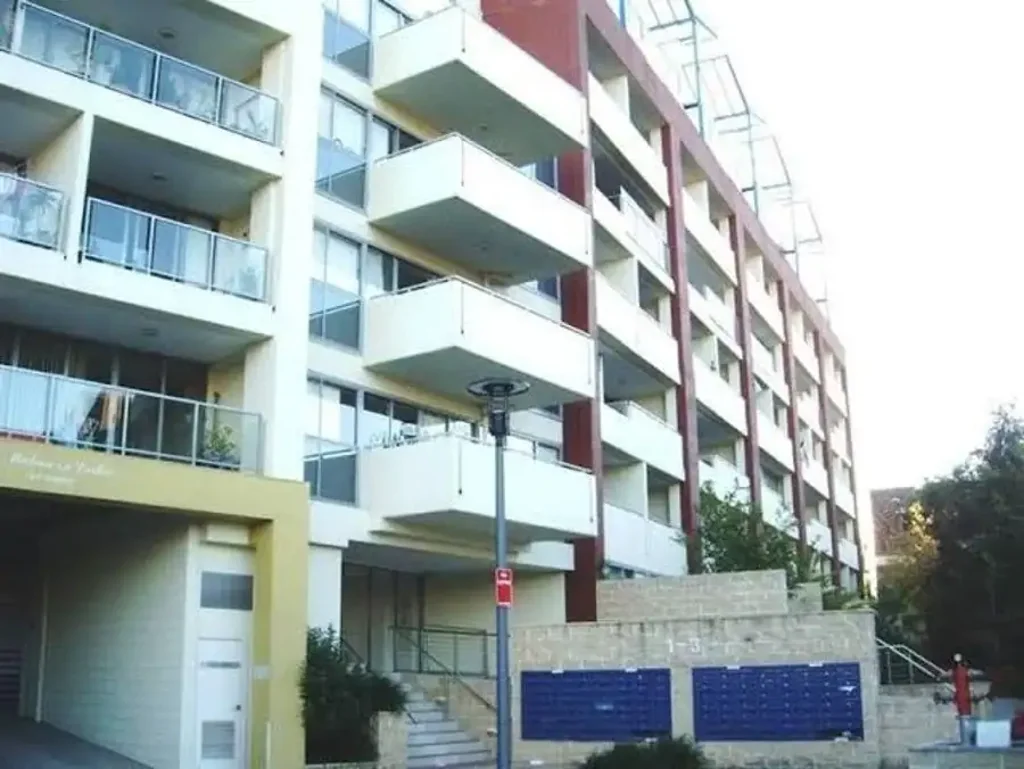 This spacious city fringe retreat enjoys a light filled aspect on the second floor of a modern security building in a parkside cul-de-sac location