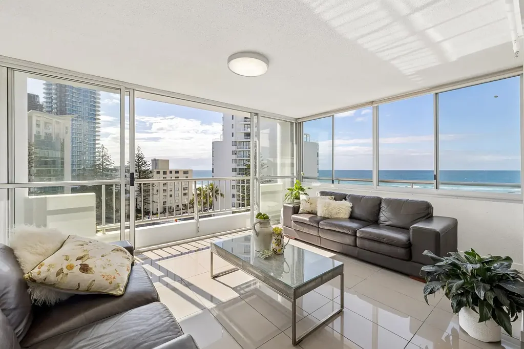 Surfers Paradise 2Moenga Large Half Floor Apartment