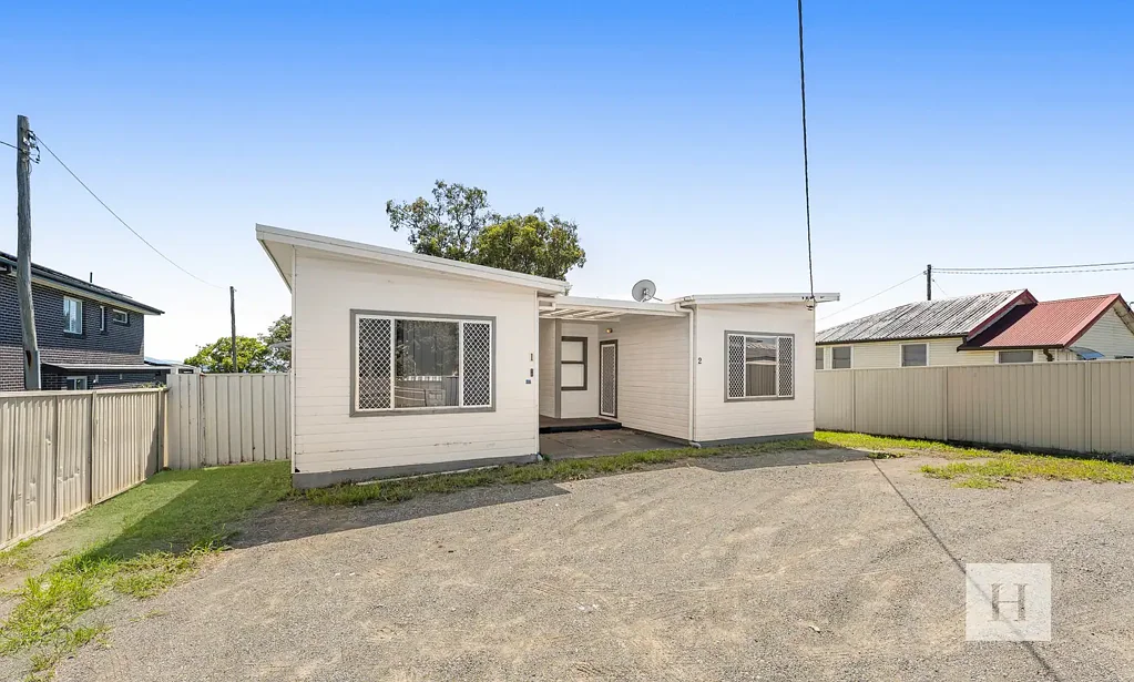 Toukley 4ห้องนอน Dual Income Opportunity Just One Block from the Waterfront