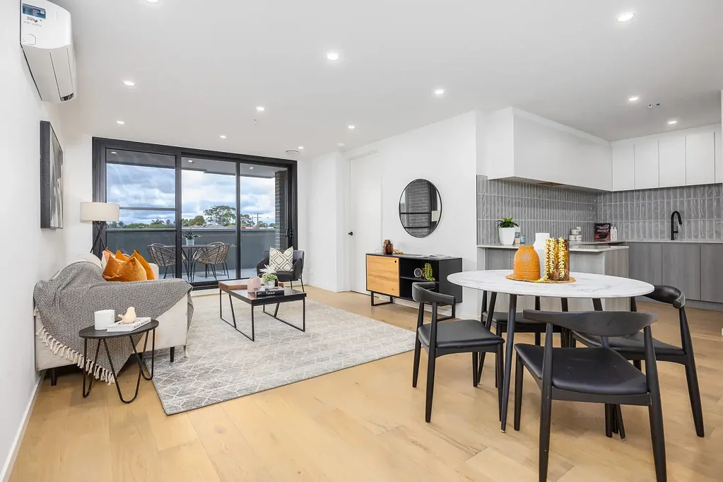 Moorabbin 3房 北向采光充足 现代Fisher & Paykel家电 主卧带套间 欧洲橡木地板 两个专用车位 靠近设施公园 Spacious North-Facing Apartment in Moorabbin