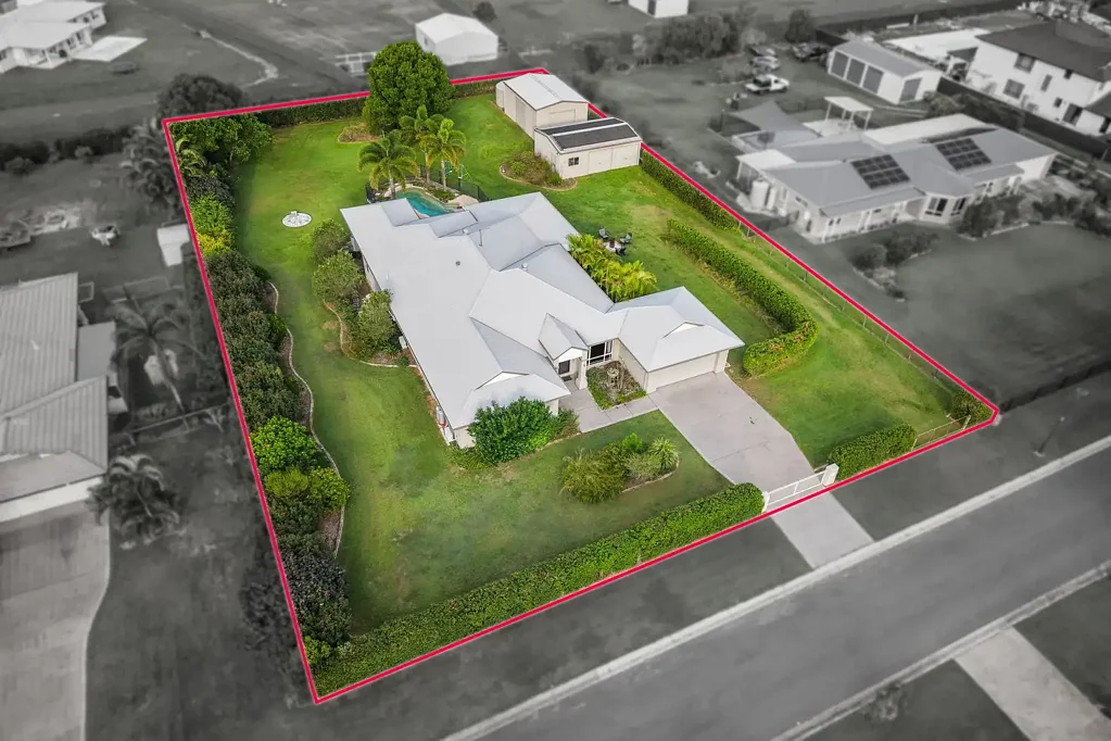 Caboolture 4 Slaapkamer Massive Home with Sheds, Pool, Side Access & Handy Location on 3,000m2