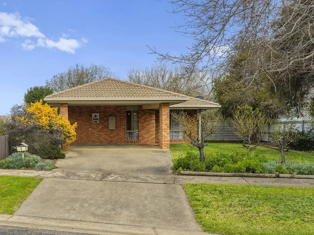 Comfortable Family Living in a Quiet Court Location