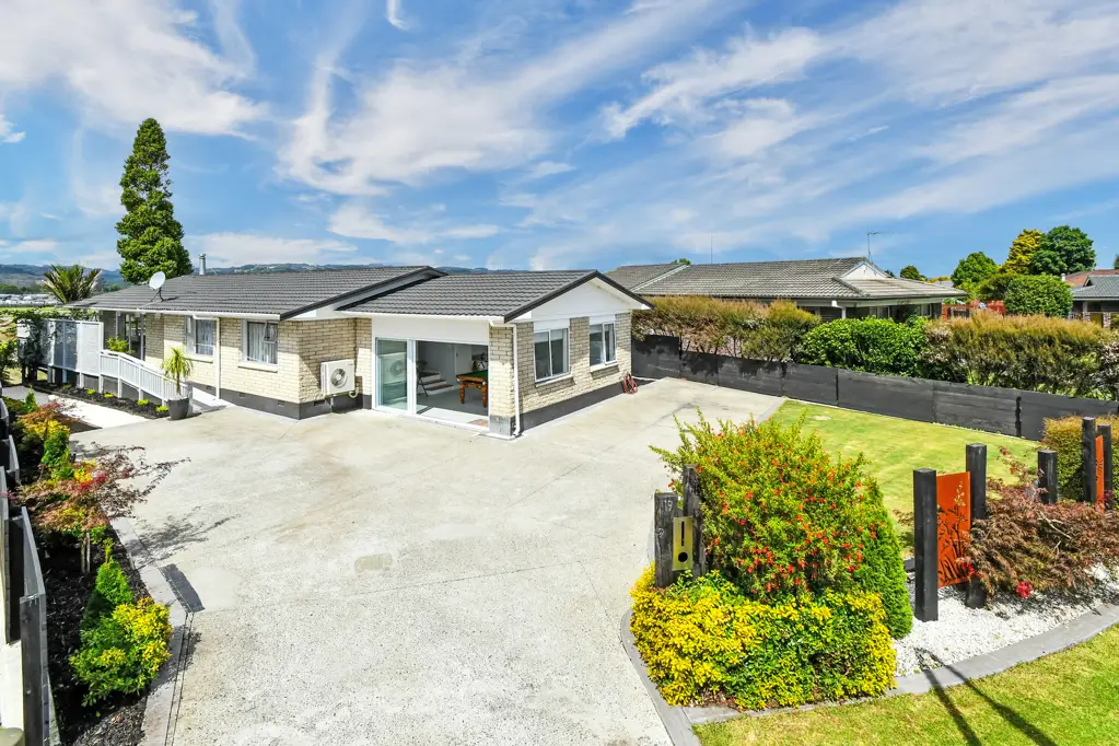 Opaheke 3房  Lifestyle + Location: Solid Brick Stunner on a Freehold 890m2 Section!